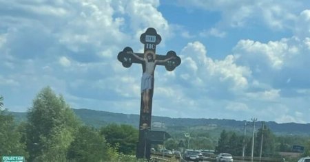 Cum au aparut doua cruci gigant pe drumul dintre Bucuresti si Sibiu. Nimeni nu-si asuma amplasarea lor
