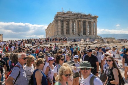 Grecia va limita numarul de turisti care viziteaza <span style='background:#EDF514'>ACROPO</span>le din Atena. Care este motivul