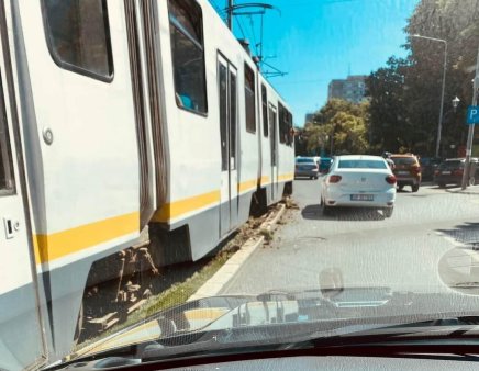 Tramvai deraiat pe Soseaua <span style='background:#EDF514'>ALEXANDRIEI</span> din Bucuresti. Linia 32 este blocata