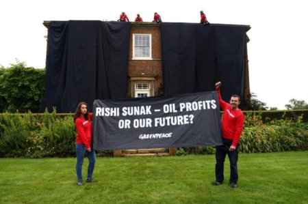 Activisti Greenpeace acopera casa lui Sunak Kirby Sigston, in Anglia, in cearsafuri negru petrol. Vicepremierul Oliver Dowden, loctiilorul premierului in vacanta in California, denunta o cascada stupida. Mame protesteaza la Downing Street