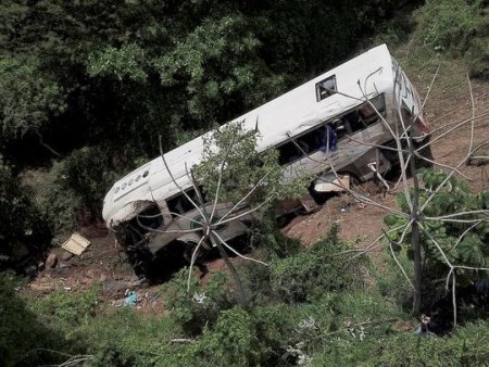 Cel putin 18 persoane au murit in Mexic dupa ce un microbuz a <span style='background:#EDF514'>PLONJAT</span> intr-o rapa