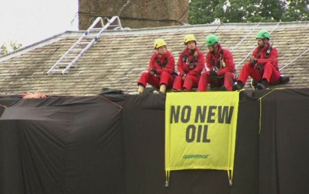 Protest pe casa premierului britanic. Activistii de mediu au scandat de pe acoperisul locuintei lui Rishi Sunak