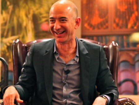 Jeff Bezos deschide <span style='background:#EDF514'>SAMPANIA</span>: Profitul Amazon a fost dublu fata de asteptari, iar actiunile au explodat cu peste 9% dupa anunt. Veniturile gigantului american au urcat cu 12%, depasind orice previziune