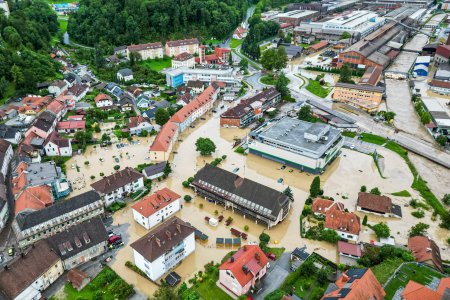 Inundatii de proportii <span style='background:#EDF514'>BIBLICE</span> in Slovenia: oamenii din unele zone sunt evacuati cu elicopterul, iar transporturile paralizate