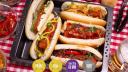 Hotdog cu carnati la <span style='background:#EDF514'>GRATAR</span>
