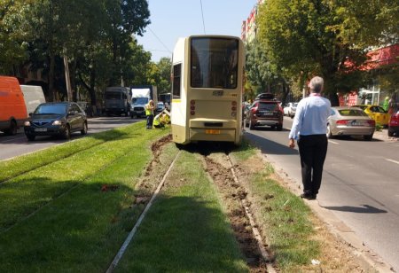 STB a cerut Primariei conduse de Piedone sa scoata gazonul de pe sinele de tramvai din sectorul 5, pentru ca a provocat deraieri