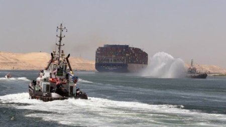 Canalul Suez: un remorcher s-a scufundat dupa o coliziune cu un petrolier