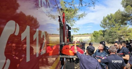 Pompierii romani intervin pentru stingerea unui incendiu care ameninta un parc national din Rodos VIDEO