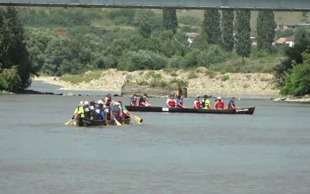 Intrecere cu vasle pe raul Mures in Alba. 14 echipaje au vaslit catre linia de finish in ambarcatiuni usoare