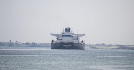 Un remorcher s-a scufundat in canalul Suez dupa o coliziune cu un petrolier. Un membru al echipajului a murit