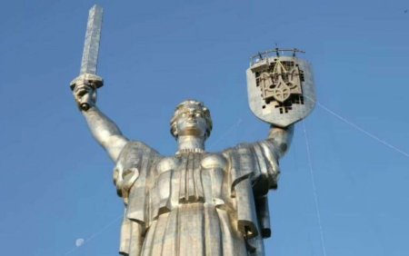 Un trident a inlocuit secera si <span style='background:#EDF514'>CIOCAN</span>ul de pe un monument emblematic din Kiev | Video