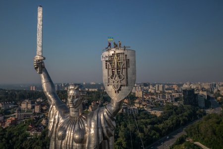 Secera si <span style='background:#EDF514'>CIOCAN</span>ul de pe Monumentul Patriei din Kiev, inlocuite de tridentul ucrainean. Cati bani s-au strans pentru amplasarea simbolului. VIDEO