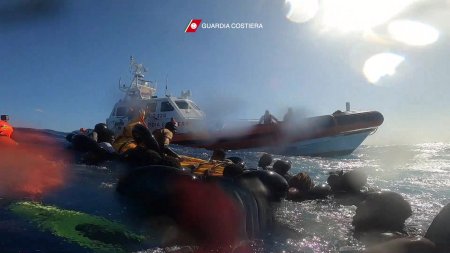 Doua nave de migranti au <span style='background:#EDF514'>NAUFRAGIAT</span> in largul insulei italiene Lampedusa. O femeie si un copil au murit inecati, alti 30 de oameni sunt dati disparuti. VIDEO