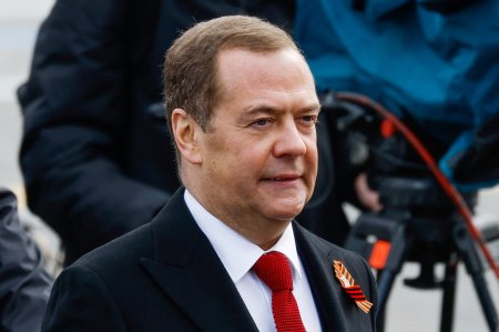Medvedev, despre discutiile de pace cu Ucraina: Trebuie sa vina tarandu-se in genunchi, cersind mila