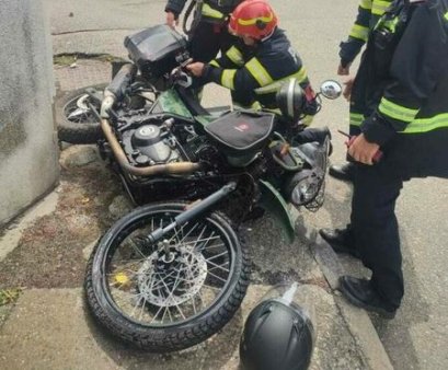 Rapperul <span style='background:#EDF514'>CRBL</span> a facut accident de motocicleta in Hunedoara, duminica dupaamiaza. Este ranit