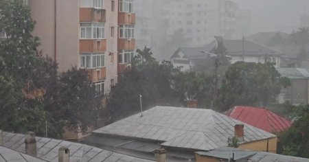 <span style='background:#EDF514'>COPACI RUPTI</span> si strazi inundate in Buzau, dupa o furtuna de 30 de minute VIDEO