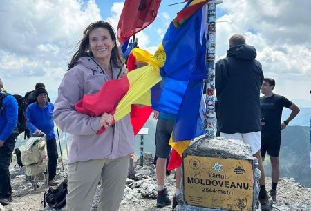 Carmen Iohannis, fotografie de pe Varful Moldoveanu. Sotia presedintelui tine steagul Romaniei in mana
