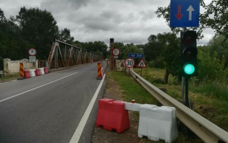 Un semafor a fost pus sub lacat pe un pod de peste Siret, pentru a nu fi furat. Anuntul <span style='background:#EDF514'>DRDP IASI</span> | FOTO