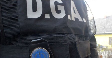 Ofiterii DGA au descins la <span style='background:#EDF514'>SERVICIUL DE PERMISE</span> de conducere din Arad