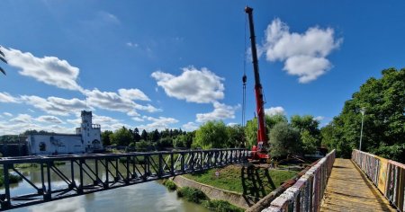 A inceput montarea unui nou pod in Timisoara. Pasarela pietonala peste Bega este in zona Uzinei de Apa FOTO