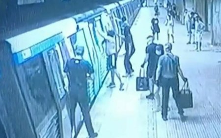 Metrou vandalizat de mai multi tineri cu cagule in statia <span style='background:#EDF514'>DIMITRIE LEONIDA</span>. Momentul a fost filmat