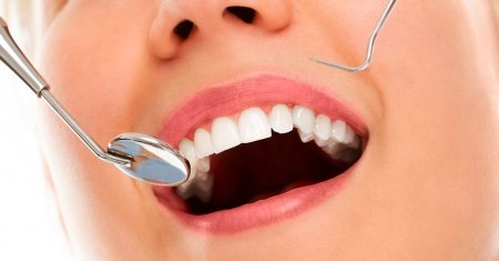 Este <span style='background:#EDF514'>BICARBONATUL DE SODIU</span> bun pentru dinti? 4 moduri eficiente de a-l folosi pentru a avea dinti albi