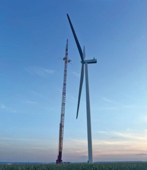 DTEK Renewables, companie detinuta de cel mai bogat om din Ucraina, miliardarul Rinat Ahmetov, a montat cea mai mare <span style='background:#EDF514'>TURBINA EOLIANA</span> din Romania, un gigant de 6 MW si 125 de metri. Tot proiectul va fi gata anul acesta