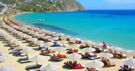 Ce patesc afaceristii din Grecia care amplaseaza ilegal <span style='background:#EDF514'>SEZLONGURI</span> si umbrele pe plaje