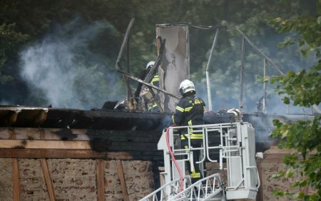 Incendiu violent izbucnit la o casa de vacanta pentru <span style='background:#EDF514'>PERSOANE CU HANDICA</span>p mintal din Franta. Cel putin 11 persoane au murit
