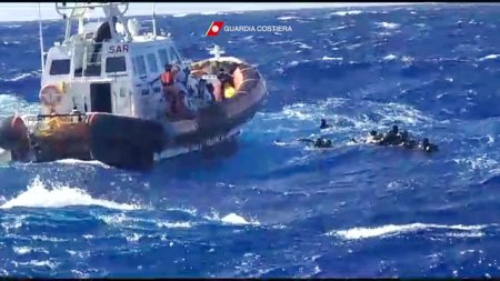 Cel putin 41 de morti, dupa ce o ambarcatiune cu imigranti s-a scufundat in sudul Italiei