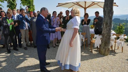 Fosta sefa a diplomatiei Austriei, care a dansat cu Putin la propria nunta, s-a mutat in Rusia: Aceasta este si <span style='background:#EDF514'>LUMEA MEA</span>