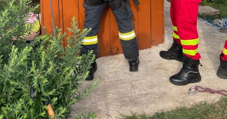 Femeie salvata de pompieri dintr-o fantana adanca de 12 metri, la Suceava FOTO