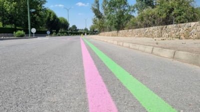 Benzi speciale vopsite in roz si verde pe drumurile din Europa
