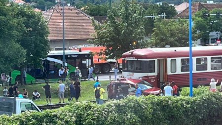 Masina lovita de tren, langa o gara din Brasov! Sunt sase victime, traficul feroviar este blocat