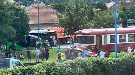 Masina lovita de tren, langa o gara din Brasov. Sase victime, trafic feroviar blocat