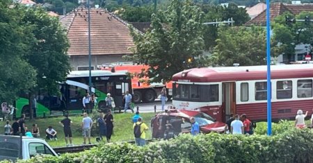 Accident teribil langa o gara din Brasov! O masina a fost lovita de tren, iar printre victime se afla si doi copii