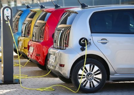 Vanzarile de masini electrice au crescut cu 36,5% in 2023
