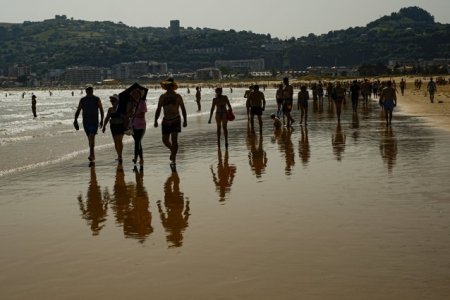 Nudistii din Spania s-au saturat de oamenii care vin in costume de baie pe plajele lor