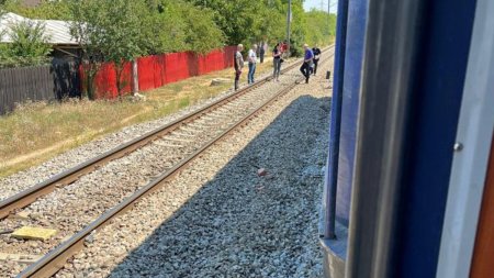 Barbat lovit mortal de trenul de calatori Bucuresti-Constanta, intre Baneasa si Pantelimon! Traficul feroviar este oprit