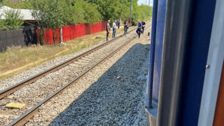 Accident GRAV la Baneasa. Un tren de Constanta a lovit mortal o persoana. Intarziere de doua ore