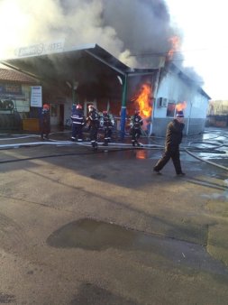 Incendiu la un <span style='background:#EDF514'>SERVICE AUTO</span> din judetul Buzau. O persoana a suferit arsuri