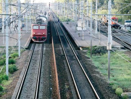 Un tren <span style='background:#EDF514'>INTERREG</span>io Bucuresti-Constanta a lovit mortal un barbat. Intarziere de peste 2 ore