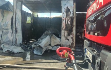 Incendiu la un <span style='background:#EDF514'>SERVICE AUTO</span> din Buzau. Un barbat a suferit arsuri de gradul 4 la picioare | FOTO