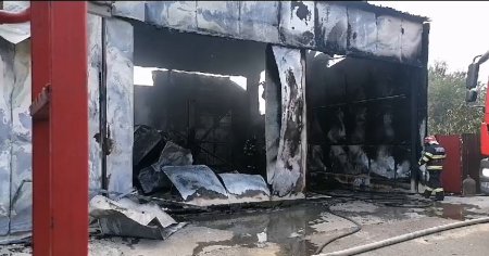 Barbat ranit si cinci autoturisme distruse, intr-un incendiu care a distrus un service din judetul Buzau VIDEO