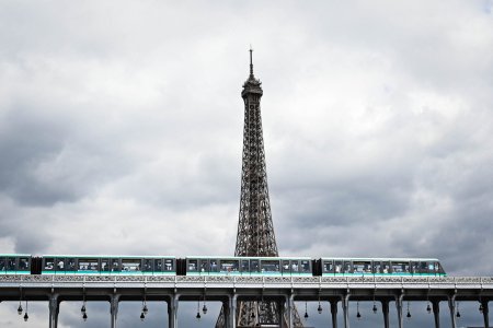 Turnul Eiffel a fost evacuat si inchis dupa o amenintare falsa cu bomba. Au intervenit echipajele de deminare