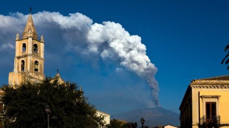 Atentionare MAE pentru romanii care calatoresc in Italia, din cauza eruperii <span style='background:#EDF514'>VULCANULUI</span> Etna