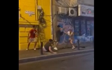 VIDEO| Patru tineri s-au dat jos dintr-un taxi si au rupt cu bataia un barbat, in centrul Bucurestiului, duminica seara. Politia ii cauta pe <span style='background:#EDF514'>BATAUSI</span>