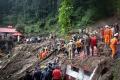 Peste 50 de persoane au fost ucise dupa ce ploile puternice din India au provocat alunecari de teren. Un <span style='background:#EDF514'>TEMPLU</span> s-a prabusit peste credinciosi