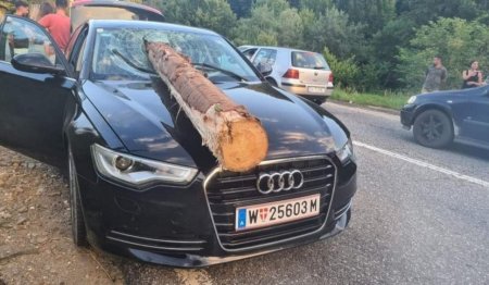 Un bustean cazut dintr-un TIR a strapuns parbrizul unei masini in mers, pe DN 10, in Brasov