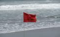 Steag rosu pe toate plajele de pe litoralul romanesc. Sunt <span style='background:#EDF514'>GROPI</span> adanci aproape de mal. Turistii nu au voie sa intre in apa